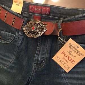 Ladies jeans 11/12 32 inseam comes with belt